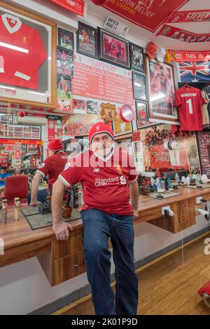 Sydney, Australien, 09. September 2022: Die Inhaberin des berühmten LFC Barber Shops in Chatswood, Sydney, Australien, Kleames Dawod ist wie die meisten Australier, traurig über den Tod von Königin Elizabeth II. Und bewundert ihre lebenslange Dienstzeit für ihr Land und den Commonwealth. Kredit: Stephen Dwyer / Alamy Live Nachrichten Stockfoto