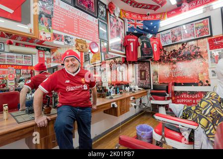 Sydney, Australien, 09. September 2022: Die Inhaberin des berühmten LFC Barber Shops in Chatswood, Sydney, Australien, Kleames Dawod ist wie die meisten Australier, traurig über den Tod von Königin Elizabeth II. Und bewundert ihre lebenslange Dienstzeit für ihr Land und den Commonwealth. Kredit: Stephen Dwyer / Alamy Live Nachrichten Stockfoto