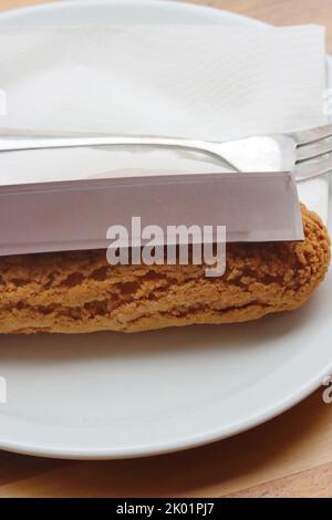 Heidelberg, Bayern, Deutschland. 19. vom August 2022. Französisches Flair Cafe Macaronnerle. Köstliche und schöne französische Schokolade eclair serviert auf dem Teller Stockfoto