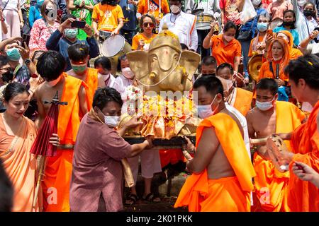 Thailand. 09. September 2022. Eifrige Anhänger tragen ein Idol der elefantenköpfigen Hindu-Gottheit Ganesha in den Ping-Fluss während einer Prozession des Ganesh Chaturthi Festivals. Das 10-tägige Festival endet am 9. September und endet mit dem letzten Eintauchen der Ganesha-Idole, die Visarjan genannt werden. Kredit: SOPA Images Limited/Alamy Live Nachrichten Stockfoto