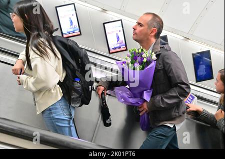 Green Park, London, Großbritannien. 9. September 2022. London Underground: Trauernde tragen Blumen auf ihren Händen, um den Tod ihrer Majestät der Königin zu ehren, London, Großbritannien. Stockfoto