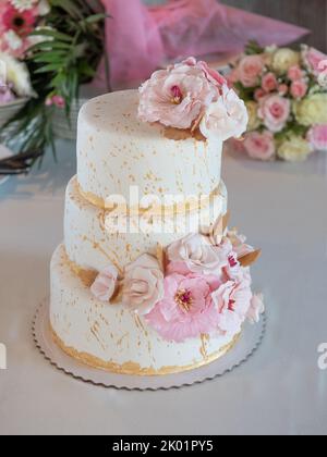 .Schöne große Hochzeitstorte mit Blumen. Süßigkeiten. Stockfoto