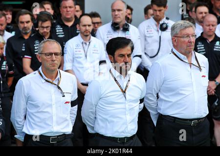 (L bis R): Stefano Domenicali (ITA) Formel-1-Präsident und CEO; Mohammed bin Sulayem (VAE) FIA-Präsident; und Ross Brawn (GBR) Managing Director, Motor Sports, in den Boxen, während ein Schweigeminute zum Gedenken an Königin Elizabeth II. Gehalten wird Großer Preis von Italien, Freitag, 9.. September 2022. Monza Italien. Stockfoto