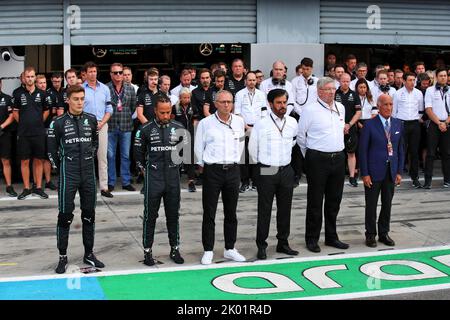 (L bis R): George Russell (GBR) Mercedes AMG F1; Lewis Hamilton (GBR) Mercedes AMG F1; Stefano Domenicali (ITA) Formel-1-Präsident und CEO; Mohammed bin Sulayem (VAE) FIA-Präsident; Ross Brawn (GBR) Managing Director, Motorsport; Und Dr. Angelo Sticki Damiani (ITA) Aci CSAI Präsident, in den Gruben, als ein Schweigeminute zum Gedenken an Königin Elizabeth II gehalten wird. Großer Preis von Italien, Freitag, 9.. September 2022. Monza Italien. Stockfoto