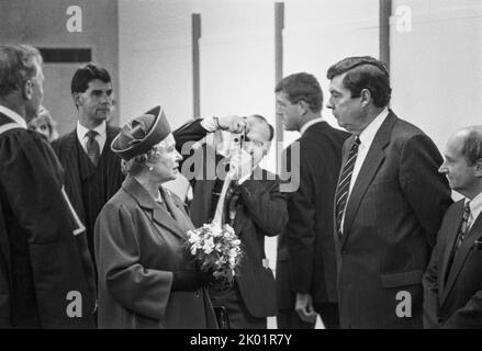 Queen Elizabeth II eröffnet im Oktober 1993 das neue Ingenieurgebäude (genannt Queen's Buildings) an der Cardiff University, Wales, Großbritannien. Archivfoto: Rob Watkins/Alamy Stockfoto