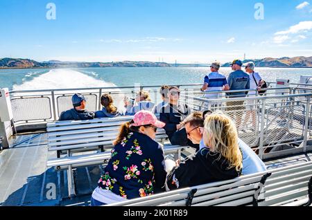 Die Leute saßen auf dem hinteren, oberen Deck einer San Francisco Bay Ferry, die von Vallejo nach San Francisco segelte Stockfoto