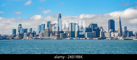Ein Panoramablick auf die Skyline von San Francisco von der San Francisco Bay in Kalifornien, USA Stockfoto