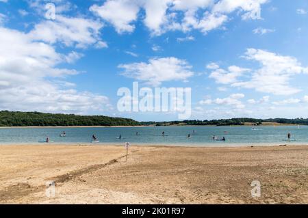 Bewl Wasser an einem sonnigen Tag während der historischen 2022 heißen Wetter Stockfoto