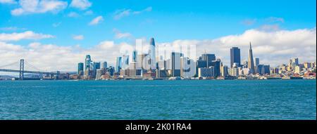 Ein Panoramablick auf die Skyline von San Francisco von der San Francisco Bay in Kalifornien, USA Stockfoto