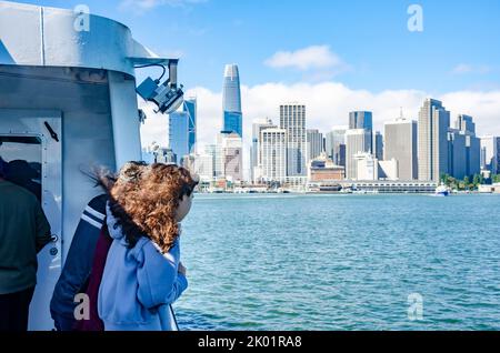 Passagiere auf dem Oberdeck einer San Francisco Bay Ferry beobachten die Landschaft, während das Boot sich San Francisco nähert Stockfoto