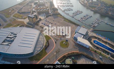 Aus der Vogelperspektive auf die Cardiff Bay einschließlich der Vindico Arena, Cardiff International Pool und Cardiff Bay Stockfoto