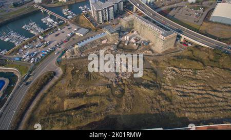 Aus der Vogelperspektive auf die Cardiff Bay einschließlich der Vindico Arena, Cardiff International Pool und Cardiff Bay Stockfoto