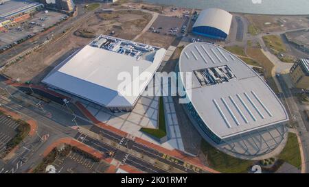 Aus der Vogelperspektive auf die Cardiff Bay einschließlich der Vindico Arena, Cardiff International Pool und Cardiff Bay Stockfoto