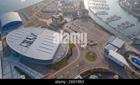 Aus der Vogelperspektive auf die Cardiff Bay einschließlich der Vindico Arena, Cardiff International Pool und Cardiff Bay Stockfoto