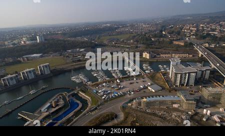 Aus der Vogelperspektive auf die Cardiff Bay einschließlich der Vindico Arena, Cardiff International Pool und Cardiff Bay Stockfoto