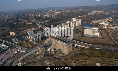 Aus der Vogelperspektive auf die Cardiff Bay einschließlich der Vindico Arena, Cardiff International Pool und Cardiff Bay Stockfoto