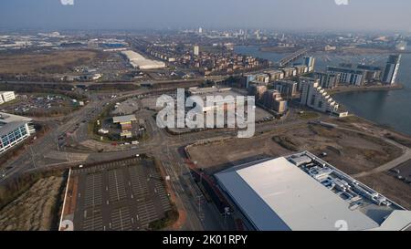 Aus der Vogelperspektive auf die Cardiff Bay einschließlich der Vindico Arena, Cardiff International Pool und Cardiff Bay Stockfoto