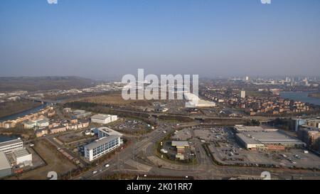 Aus der Vogelperspektive auf die Cardiff Bay einschließlich der Vindico Arena, Cardiff International Pool und Cardiff Bay Stockfoto