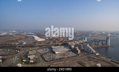 Aus der Vogelperspektive auf die Cardiff Bay einschließlich der Vindico Arena, Cardiff International Pool und Cardiff Bay Stockfoto