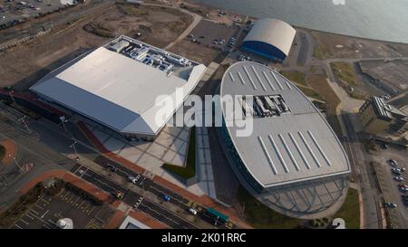 Aus der Vogelperspektive auf die Cardiff Bay einschließlich der Vindico Arena, Cardiff International Pool und Cardiff Bay Stockfoto