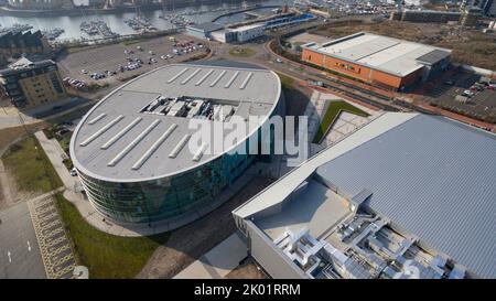 Aus der Vogelperspektive auf die Cardiff Bay einschließlich der Vindico Arena, Cardiff International Pool und Cardiff Bay Stockfoto