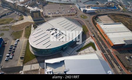 Aus der Vogelperspektive auf die Cardiff Bay einschließlich der Vindico Arena, Cardiff International Pool und Cardiff Bay Stockfoto