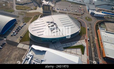 Aus der Vogelperspektive auf die Cardiff Bay einschließlich der Vindico Arena, Cardiff International Pool und Cardiff Bay Stockfoto