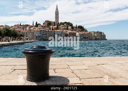 Blick auf die historische Stadt Rovinj, Kroatien, von einem der Poller am Kai des Hafens Stockfoto