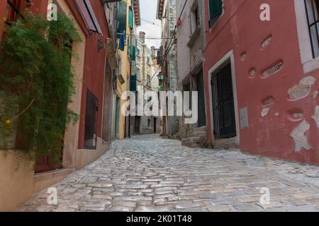 Blick in eine malerische Straße in der historischen Stadt Rovinj, Kroatien, Europa. Stockfoto