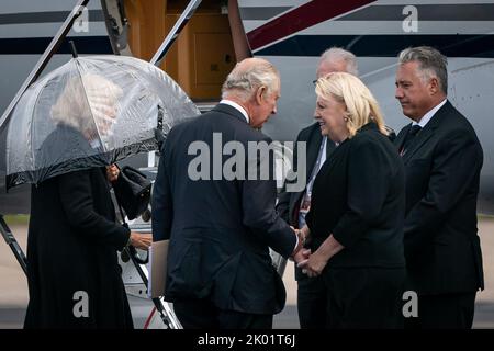 König Charles III. Und die Königin (links) werden am Flughafen Aberdeen begrüßt, bevor sie nach dem Tod von Königin Elizabeth II. Am Donnerstag ein Flugzeug nach London besteigen. Bilddatum: Freitag, 9. September 2022. Stockfoto
