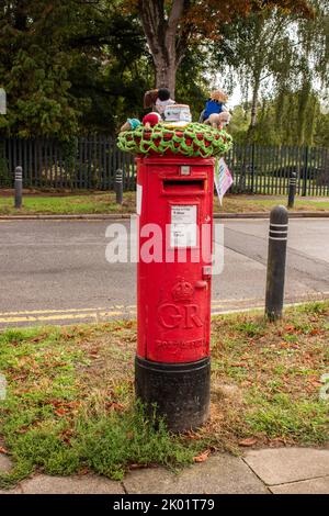 Eine gehäkelte „Post Box Topper“ in der Nähe der Marlborough Park Sonderschule. Sidcup. Stockfoto