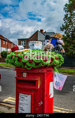 Eine gehäkelte „Post Box Topper“ in der Nähe der Marlborough Park Sonderschule. Sidcup. Stockfoto