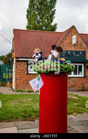 Eine gehäkelte „Post Box Topper“ in der Nähe der Marlborough Park Sonderschule. Sidcup. Stockfoto