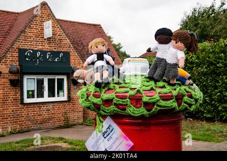 Eine gehäkelte „Post Box Topper“ in der Nähe der Marlborough Park Sonderschule. Sidcup. Stockfoto