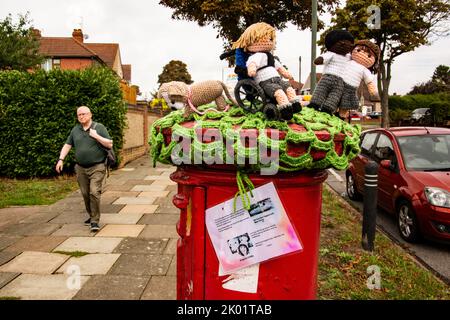 Eine gehäkelte „Post Box Topper“ in der Nähe der Marlborough Park Sonderschule. Sidcup. Stockfoto