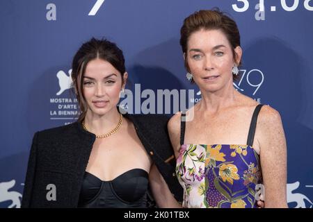 Ana de Armas, Julianne Nicholson beim Internationalen Filmfestival von Venedig 79. - „Blonde“ Photocall am 8. September 2022. Pablo Cotello/imageSPACE/MediaPunch Stockfoto