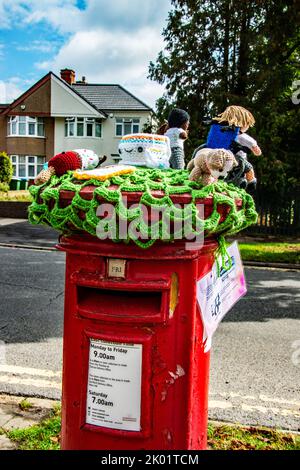 Eine gehäkelte „Post Box Topper“ in der Nähe der Marlborough Park Sonderschule. Sidcup. Stockfoto