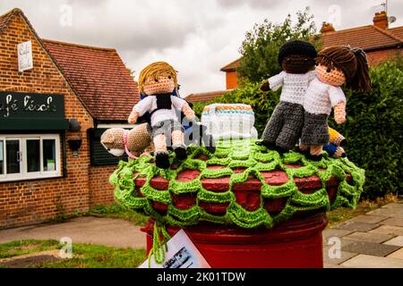 Eine gehäkelte „Post Box Topper“ in der Nähe der Marlborough Park Sonderschule. Sidcup. Stockfoto