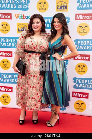 Jodie Prenger und Natalie Anderson nehmen am 8.. September 2022 an den ‘Mirror People’s Pet Awards’ im Grovenor House Hotel in London Teil. Stockfoto