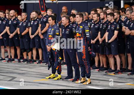 Sergio Perez von Red Bull Racing (links), Teamchef Christian Horner (Mitte) und Max Verstappen stehen nach dem Tod von Königin Elizabeth II. Am Donnerstag vor dem ersten Training beim Großen Preis von Italien, Monza, während einer Schweigeminute. Bilddatum: Freitag, 9. September 2022. Stockfoto