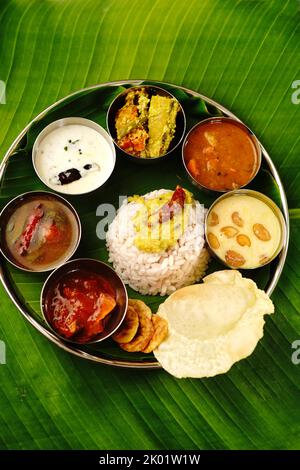 Kerala Ona sadya Onam Feast - vegetarisches Thali auf einem runden Teller mit Bananenblatt serviert Stockfoto