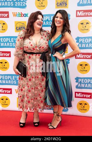 Jodie Prenger und Natalie Anderson nehmen am 8.. September 2022 an den ‘Mirror People’s Pet Awards’ im Grovenor House Hotel in London Teil. Stockfoto