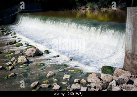 Der Manitowoc River fließt über den Damm in der Nähe der kleinen Stadt Clarks Mill in der Nähe von Manitowoc, Wisconsin. Stockfoto