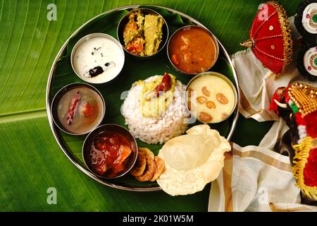 Kerala Ona sadya Onam Feast - vegetarisches Thali auf einem runden Teller mit Bananenblatt serviert Stockfoto