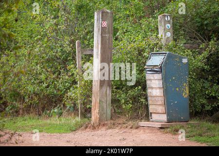 Isolierter Abfalleimer (Müll-/Abfalleimer) in einem britischen Landschaftspark. Stockfoto