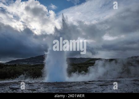 The Strokkur geysir, Geysir, Island Stockfoto
