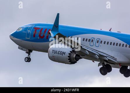 Eine TUI-Airliners Boeing 737 Max 8, Seriennummer G-TUMU, die vom Flughafen Bristol Lulsgate in England abheben. Stockfoto