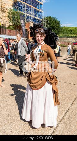 Junge Dame im viktorianischen Kleid für das Lincoln Steampunk Festival, Lincoln 2022 Stockfoto