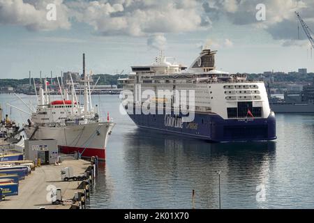 Kiel, Deutschland. 08. August 2022. Die Fähre 'Magic' von Color Line Cruises kommt rückwärts gedreht im Kieler Hafen an. Links in Sartorikai befindet sich die Cap San Diego, das größte Museumsfrachtschiff der Welt. Quelle: Soeren Stache/dpa/Alamy Live News Stockfoto