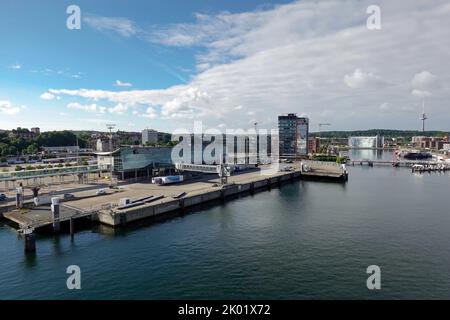 Kiel, Deutschland. 08. August 2022. Das norwegische Terminal des Kieler Hafens. Im Hintergrund rechts ist der Telekommunikationsturm im Bezirk Gaarden-Süd zu sehen. Daneben befindet sich der Campus am Kieler Hörn. Quelle: Soeren Stache/dpa/Alamy Live News Stockfoto